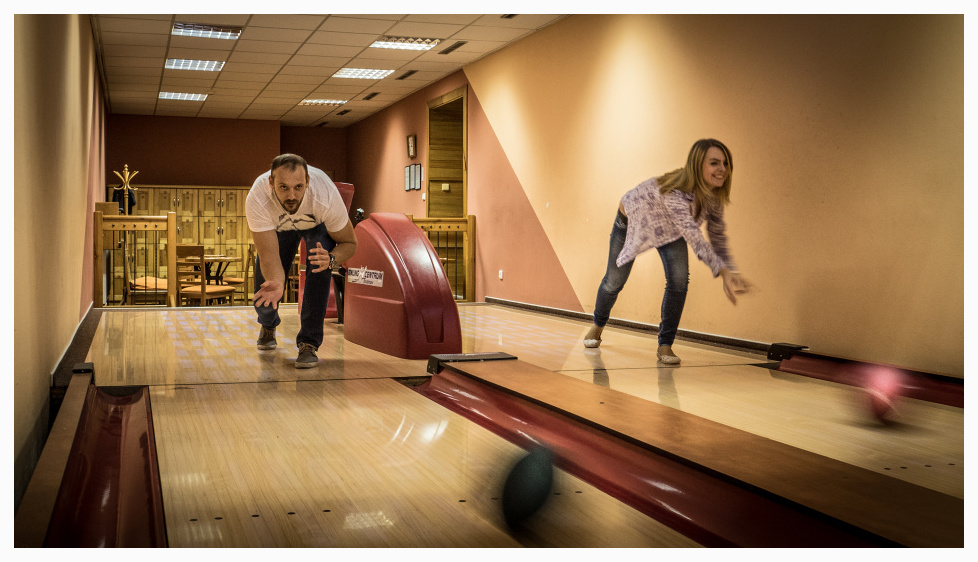 Hosté při hře na dvou bowlingových drahách v hotelu Sněženka