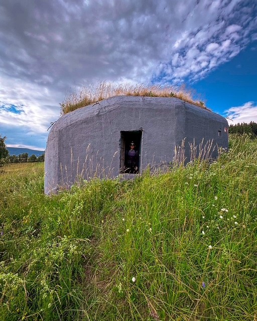 Historický řopík na louce v krajině pod Králickým Sněžníkem