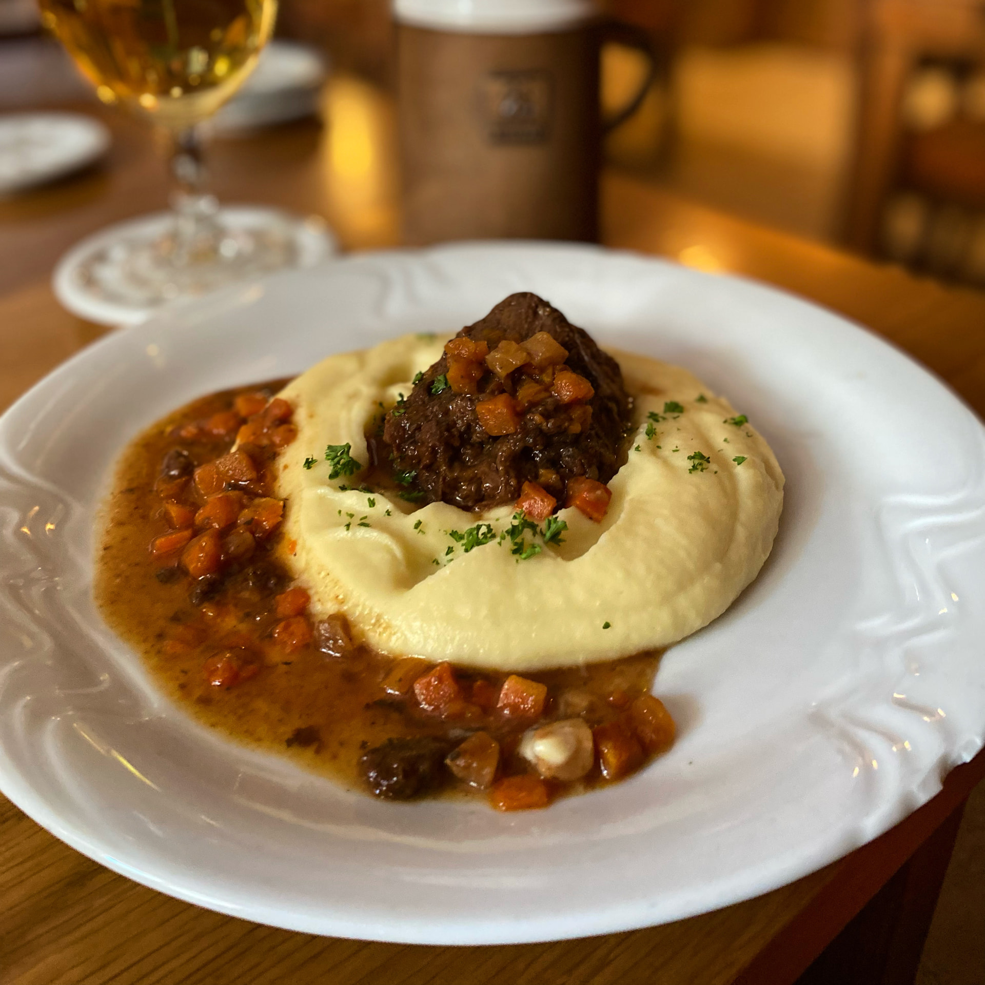 Hovězí líčka s bramborovou kaší v restauraci hotelu Sněženka